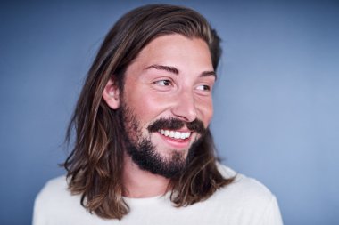 adam uzun gevşek Kahverengi saç ve sakal