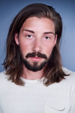 adam uzun gevşek Kahverengi saç ve sakal