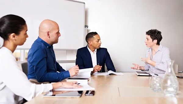 Woman explaining details to member of board — Stockfoto