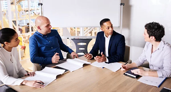 dört çok ırklı kişi arasında toplantı