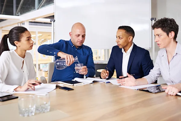 成功した4人の起業家の出会い — ストック写真