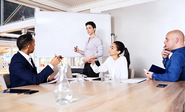 Affärskvinna uppmärksamma kolleger kollega — Stockfoto