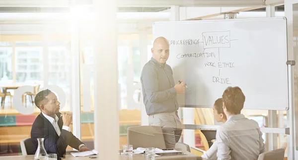 Mannen som ger en presentation — Stockfoto