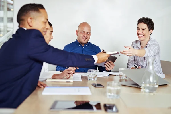 Executivos de negócios na sala de conferências — Fotografia de Stock