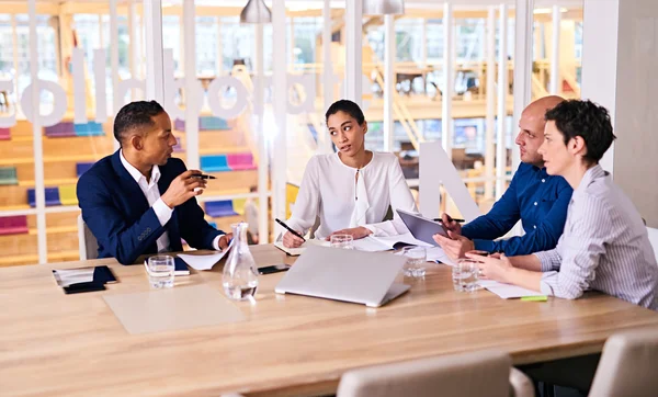 yönetim kurulu üyeleri tartışıyor 