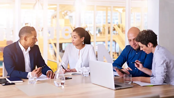 iş yöneticileri birbirleriyle toplantı 