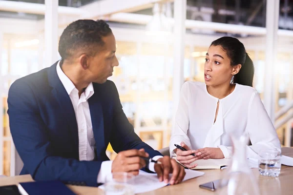 İş ortakları birlikte çalışıyor.