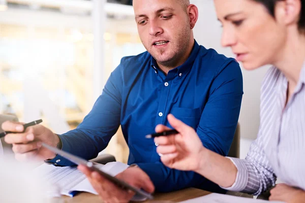 Hombre de negocios y mujer de negocios que trabajan en tableta — Foto de Stock