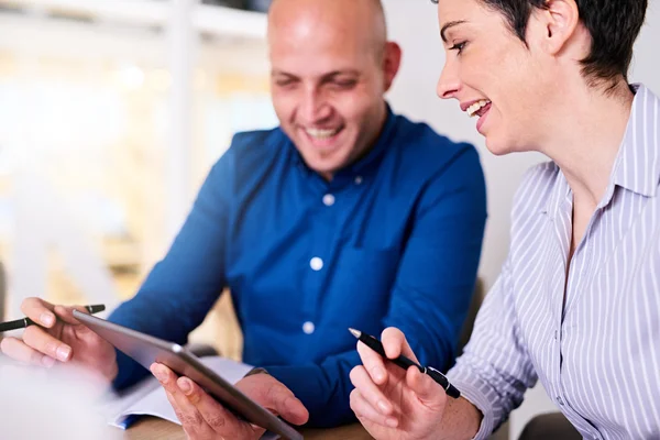 Woman making joke about status of company — Stock fotografie