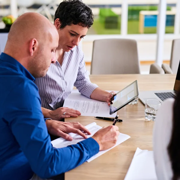 Empresario y empresaria trabajando juntos — Foto de Stock