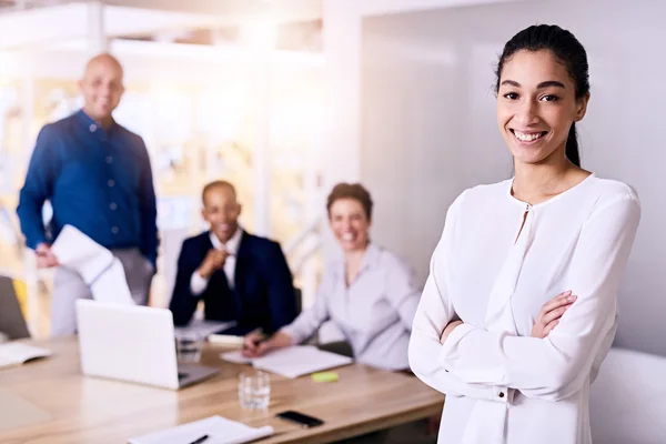 Businesswoman in front of her business colleagues — Stock Photo, Image