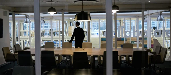 Konferans odasında tek başına duran işadamı 