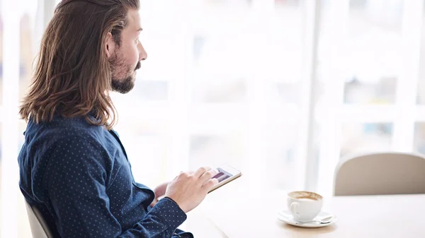 Man using a tablet — Stock Photo, Image