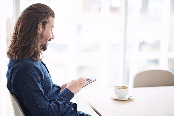 Man met een Tablet PC — Stockfoto