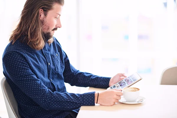 Hombre sosteniendo una tableta — Foto de Stock