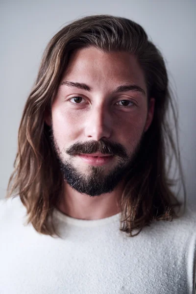 Mann mit langen Haaren mit Bart — Stockfoto