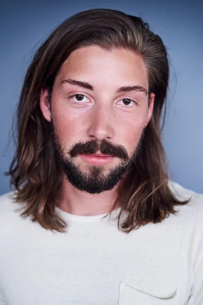 Homem com longos cabelos castanhos soltos e barba — Fotografia de Stock