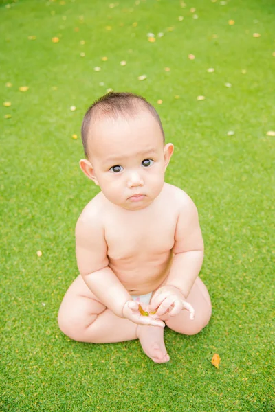 Bayi laki-laki lucu duduk di taman — Stok Foto