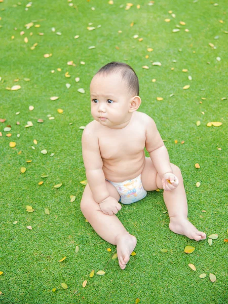 Bébé jouant sur le champ d'herbe — Photo