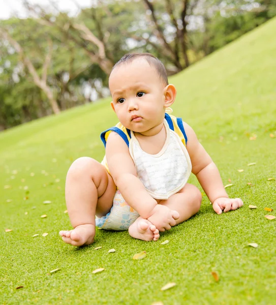 Baby playing  on the grass field — Stock Photo, Image