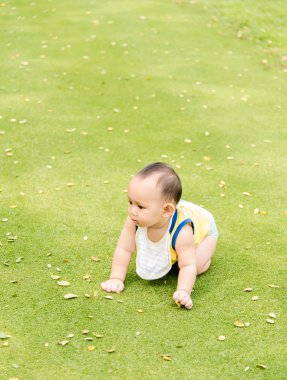 Bebek çocuk parkta eylem