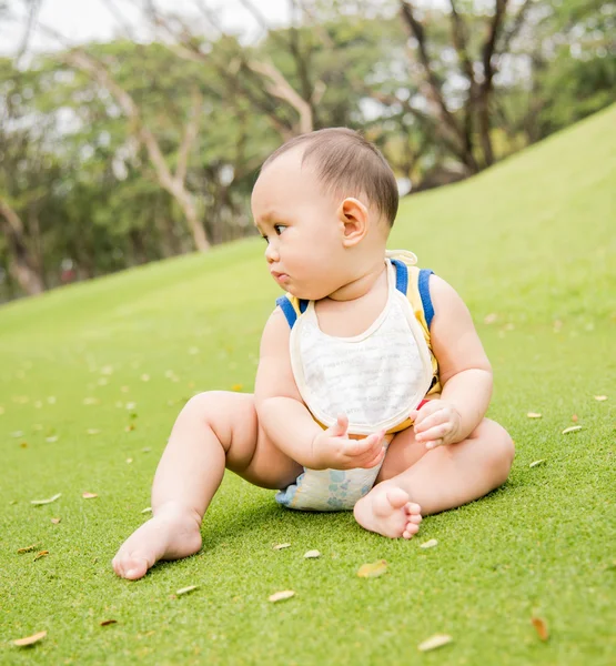 Bébé garçon en action au parc — Photo