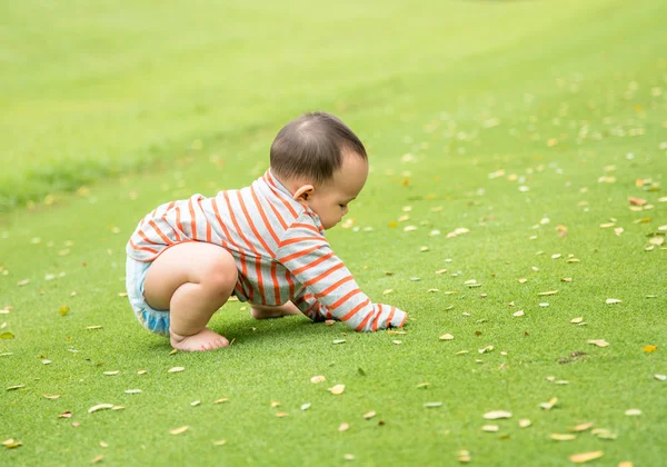 Bébé garçon en action au parc — Photo