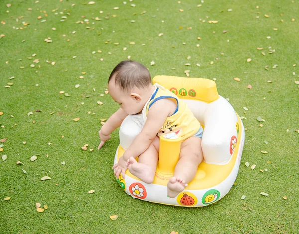 Bébé garçon en action au parc — Photo