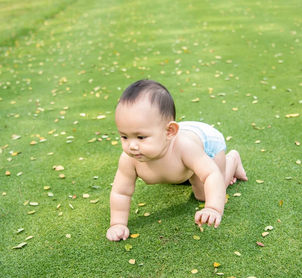 Copil băiat în acțiune în parc — Fotografie, imagine de stoc