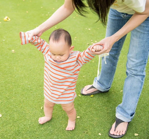 Малыш в действии в парке — стоковое фото