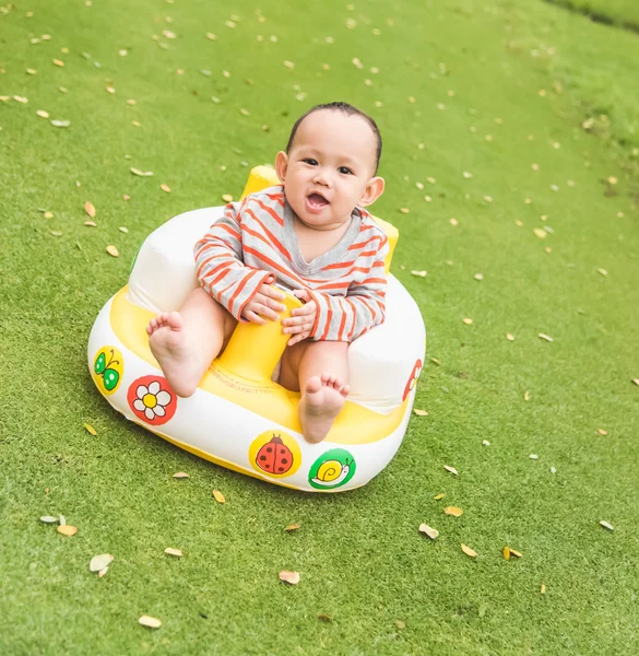 Bébé garçon en action au parc — Photo