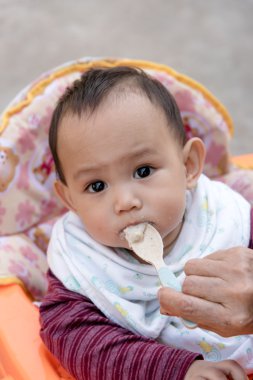Bebek tarafından kaşık yemek yeme