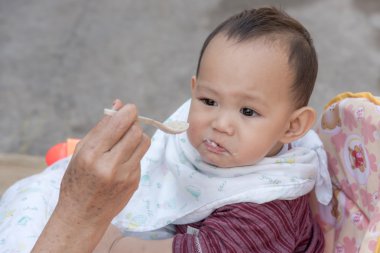 Bebek tarafından kaşık yemek yeme