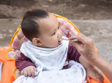 Bebek tarafından kaşık yemek yeme