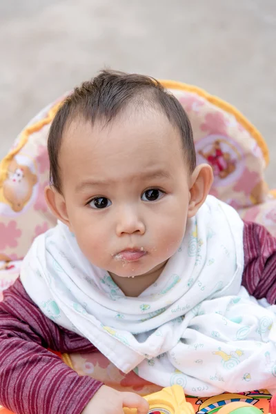 赤ちゃんがスプーンで食べ物を食べる — ストック写真