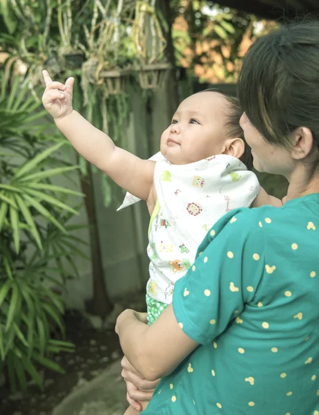 Ibu dan bayi, adegan keluarga — Stok Foto