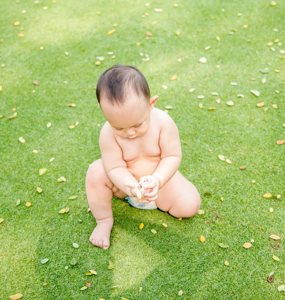 Outdoor portrait of Asian baby boy playing sitting and crawling — Stock Photo, Image