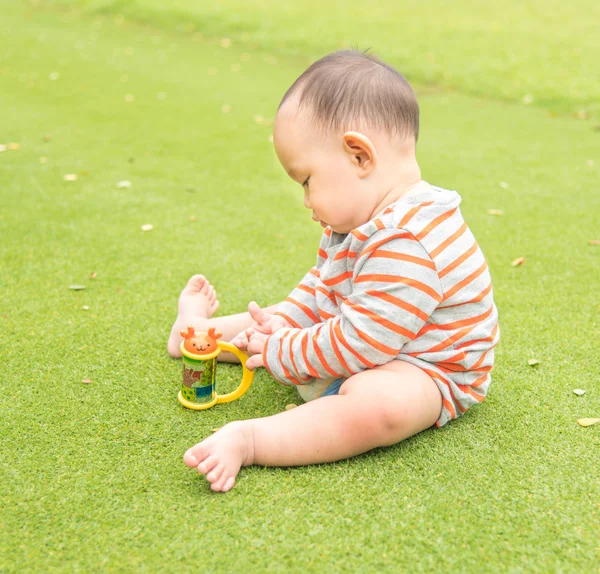 Outdoor portrait of Asian baby boy playing sitting and crawling — Stock Photo, Image