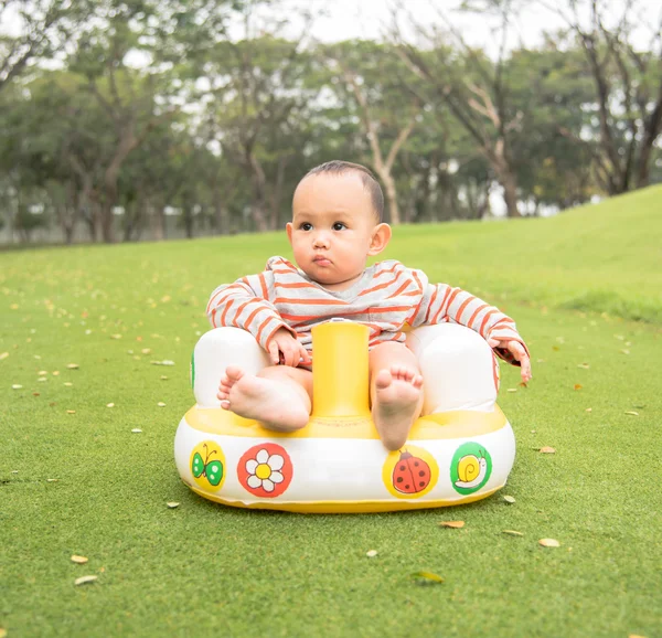 座っているとクロール再生アジア男の子の屋外のポートレート — ストック写真