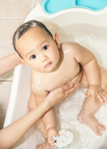 Tailandês banho de bebê — Fotografia de Stock