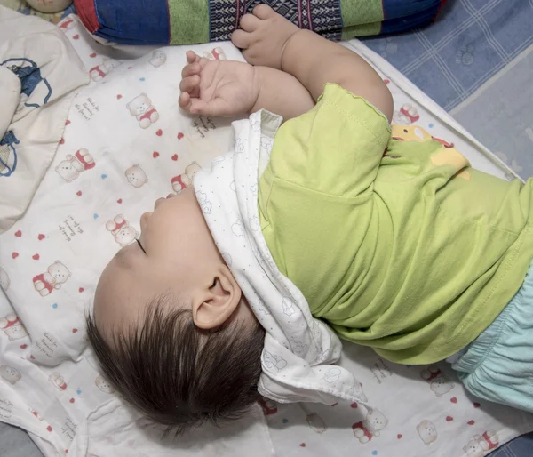 Asiático bebé durmiendo y beber leche de la botella — Foto de Stock
