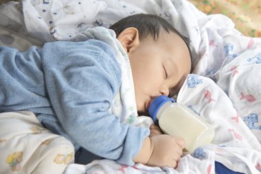 Uyku ve Şişeden içme sütü Asya bebek