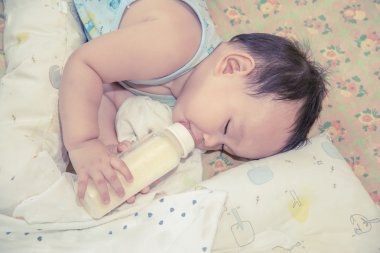 Uyku ve Şişeden içme sütü Asya bebek
