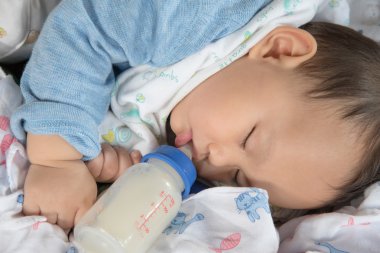 Uyku ve Şişeden içme sütü Asya bebek