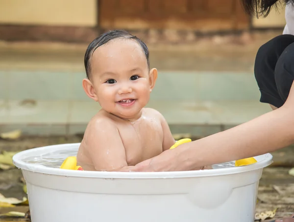 Baby was boy bathing  and shampooing by mother — Stock Photo, Image