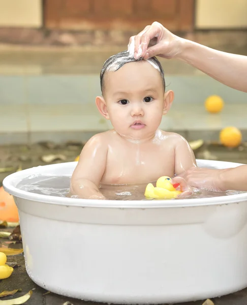 Baby was boy bathing  and shampooing by mother — Stock Photo, Image