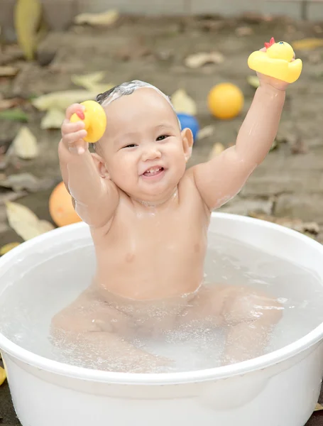 Bambino era ragazzo balneazione e shampoo da madre — Foto Stock