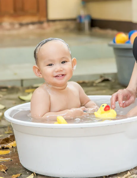 Bebek banyo ve anne, açık banyo tarafından şampuanlama çocuktu