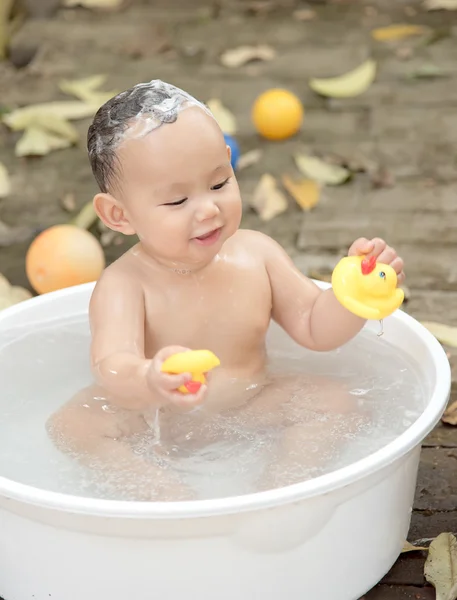 Bebek banyo ve anne, açık banyo tarafından şampuanlama çocuktu