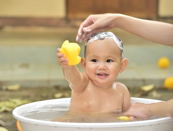 Bebê foi menino tomando banho e xampu pela mãe, banho ao ar livre — Fotografia de Stock